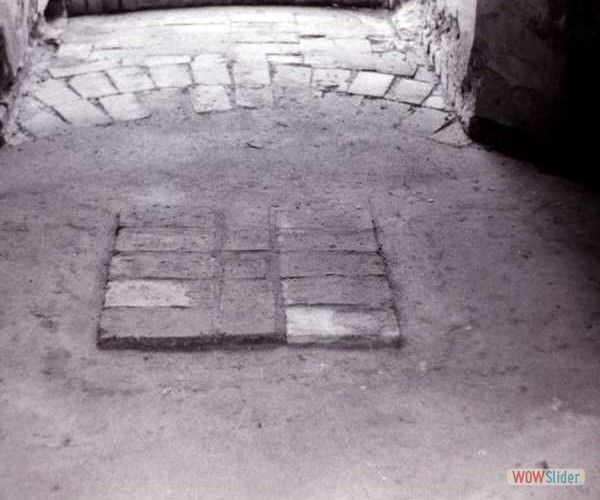1983 - 0. Etage-nach dem abtragen von ca. 60cm Erde wurde der Fußboden in Originalhöhe freigelegt