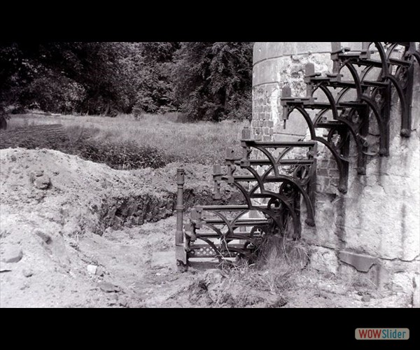 1987 - unterste Stufe der Außentreppe freigelegt